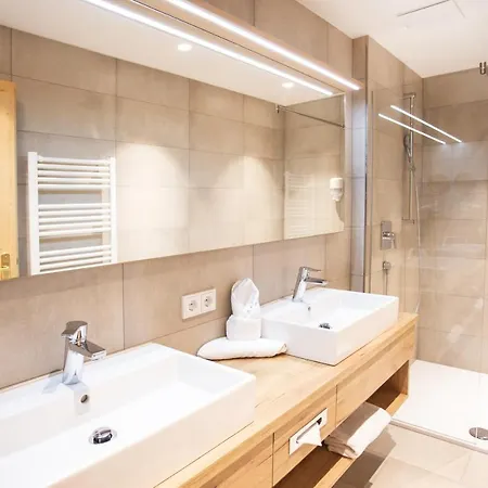 Hotel Der Dolomitenhof 3*